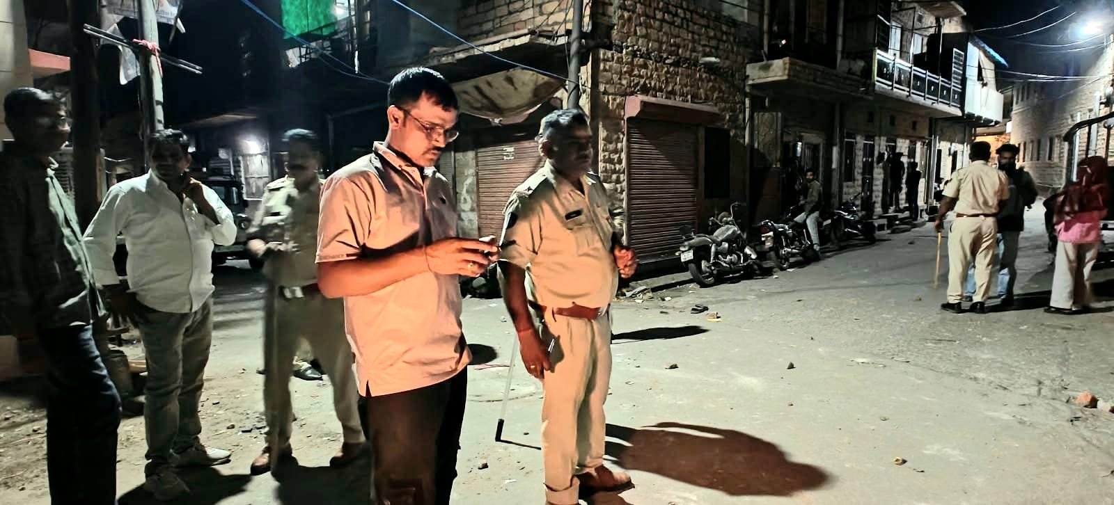 दो गुटों के लोग आपस में भिड़ेे पथराव में चार पांच लोग घायल गाड़ियों के शीशे फोड़े