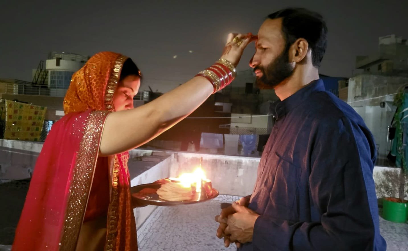 अखंड सौभाग्य के लिए महिलाओं ने रखा करवा चौथ का व्रत