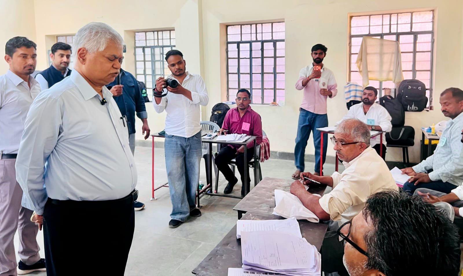 राज्य निर्वाचन आयुक्त ने किया मतदान केंद्रों का निरीक्षण